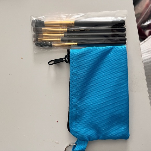 MAC Makeup Brush Set and Catch All - Picture 2 of 2
